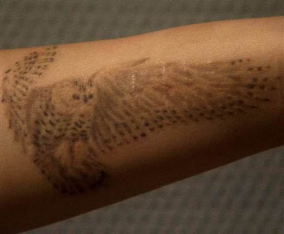 Sur son avant-bras, Sylvia a recouvert des traces inavouables par le tatouage d'un hiboux, oiseau de nuit et prédateur, à son image.