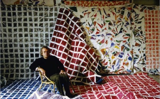 Simon Hantaï dans son atelier parisien en 1976. Photographie d’Edouard Boubat. 