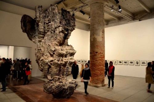 Roberto Cuoghi, "Belinda", Biennale de Venise 2013 sculpture en argile, briques, ciment