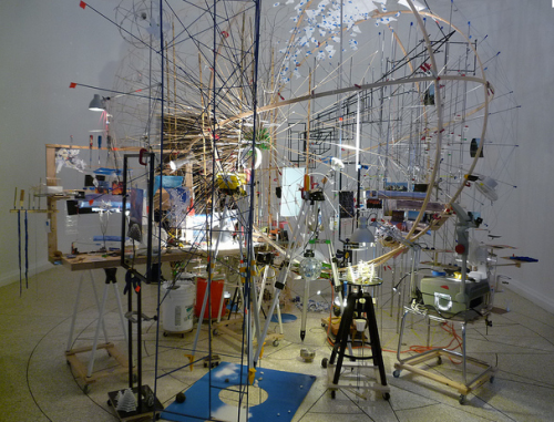 Sarah Sze, Portable Planetarium, 2010, pavillon des Etats-Unis, Biennale de Venise 2013 Environnement imaginaire à partir d’objets abandonnés