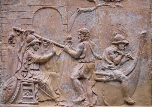 La construction du vaisseau Argo par Athéna (à gauche), Tiphys (au centre) et Argos (à droite), relief romain en terre cuite, ier siècle apr. J.-C., British Museum