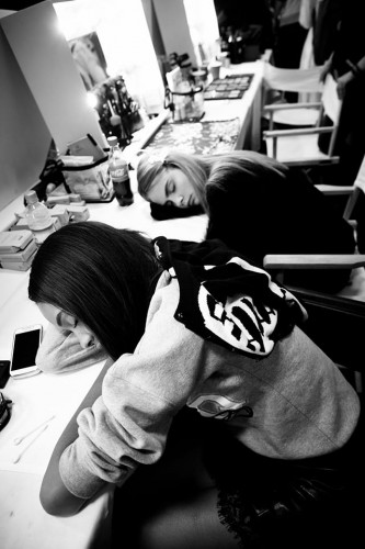 Jordan Dunn et Cara Delevingne en backstage, publié par Cara Delevingne à ses 7 millions d’abonnés sur Instagram, septembre 2014.